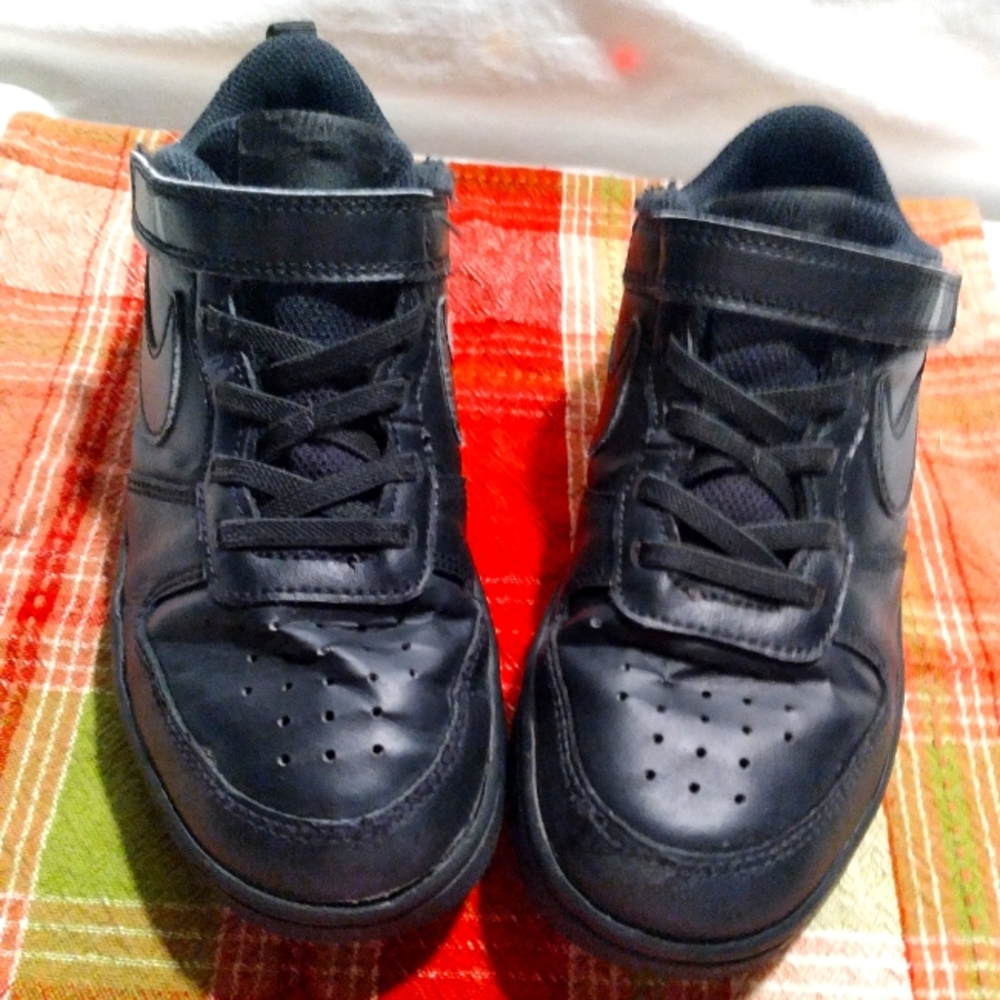 Nike-Boys 2Y, Black on Black, Slip-Ons.